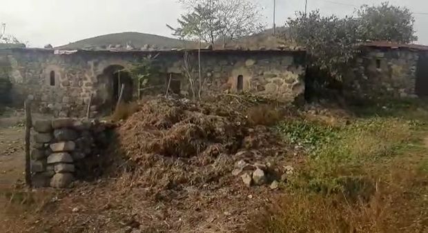 Reza Deqati Qubadlıda gördüklərindən dəhşətə gəldi: “Məscid illərdi donuz tövləsi kimi istifadə olunub” 