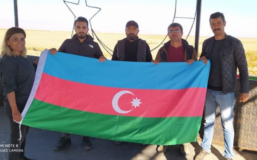 Türkiyəli idmançılar Ermənistanla sərhəddə Azərbaycan bayrağı açdılar