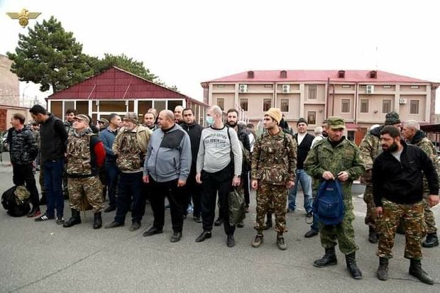 Canlı qüvvəsi tükənən Ermənistan qocalardan ibarət növbəti qrupu cəbhəyə göndərir - FOTO