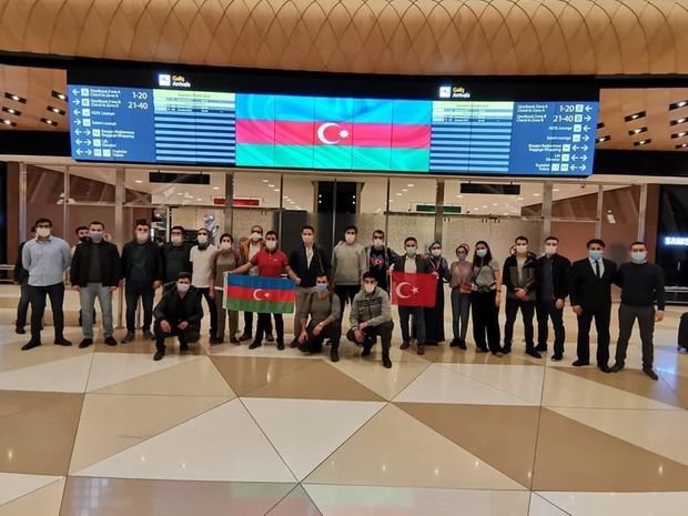 20 azərbaycanlı həkim Türkiyədən könüllü olaraq cəbhədə vuruşan əsgərlərimizə kömək üçün gəldi - FOTO