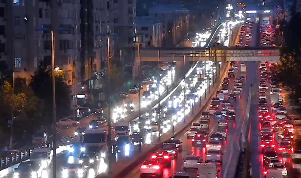 Bakıda avtobuslar gecikmə ilə hərəkət edir - FOTO