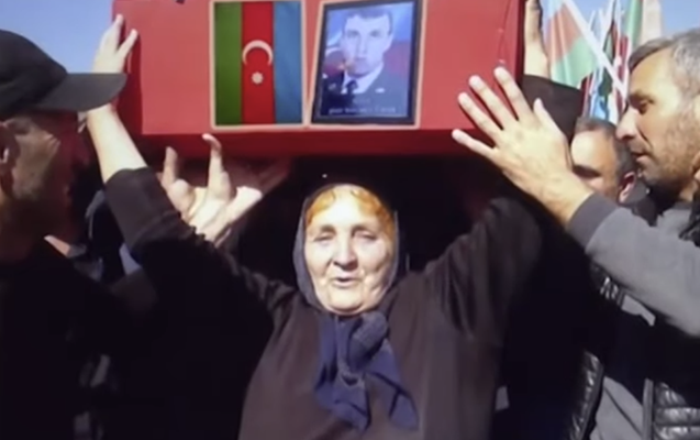 “Cavidin tabutu gələndə dedim ki, çiynimə qoyun” - Məşhur fotodakı şəhid anası - Video