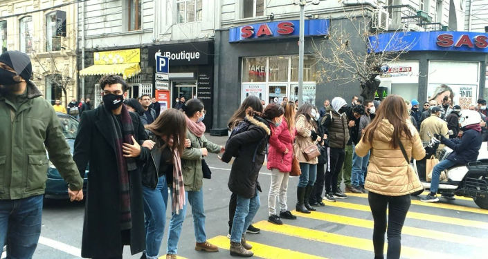 Yerevanda etirazçılar yolu bağladı, avtomobil onları əzib keçdi -ANBAAN VİDEO