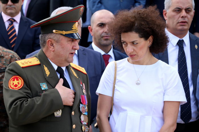 Erməni general Paşinyanın arvadına görə istefa verib