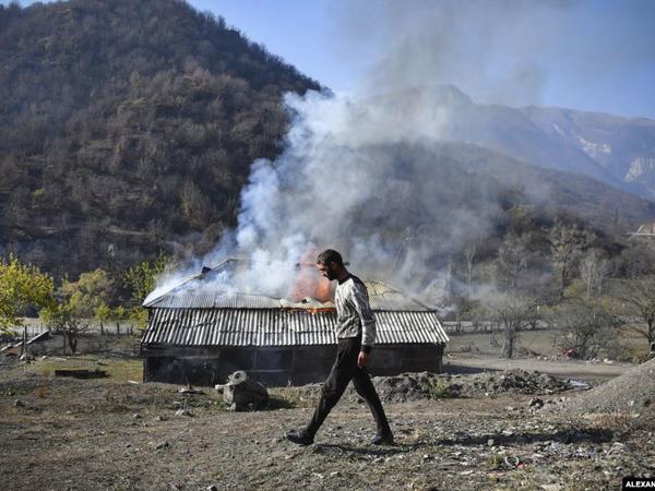 Ermənilər şokda: Özlərinin yandırdığı kənddə yaşayacaqlar - FOTO