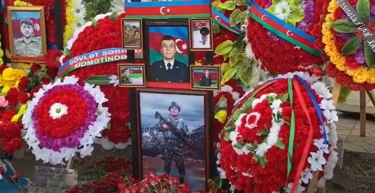 Şəhid Xudayarın möhtəşəm ifası məzarı önündə səsləndi - VİDEO