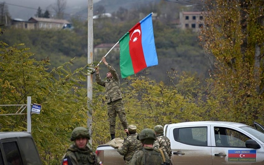 Azərbaycan hərbçiləri Laçın şəhərini bayraqla bəzədi - FOTOLAR