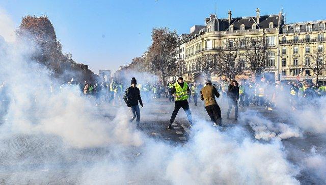 Parsidə etiraz aksiyası zamanı polislər gözyaşardıcı qazdan istifadə etdi