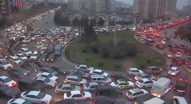 Bakının mərkəzi küçələrində sıxlıq yaranıb - FOTO