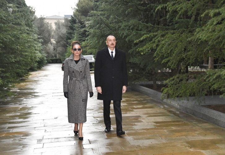 Prezident ümummilli lider Heydər Əliyevin məzarını ziyarət edib