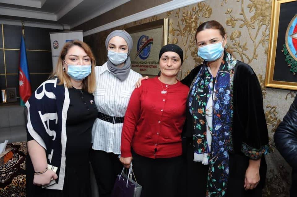 Qənirə Paşayeva qazi Murad Əflətovun valideynləri ilə görüşdü