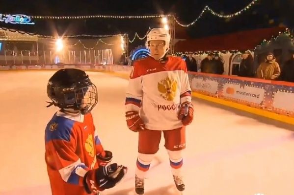 Putin doqquz yaşlı leykoz xəstəsinin arzusunu yerinə yetirib, onunla buzda sürüşdü - VİDEO