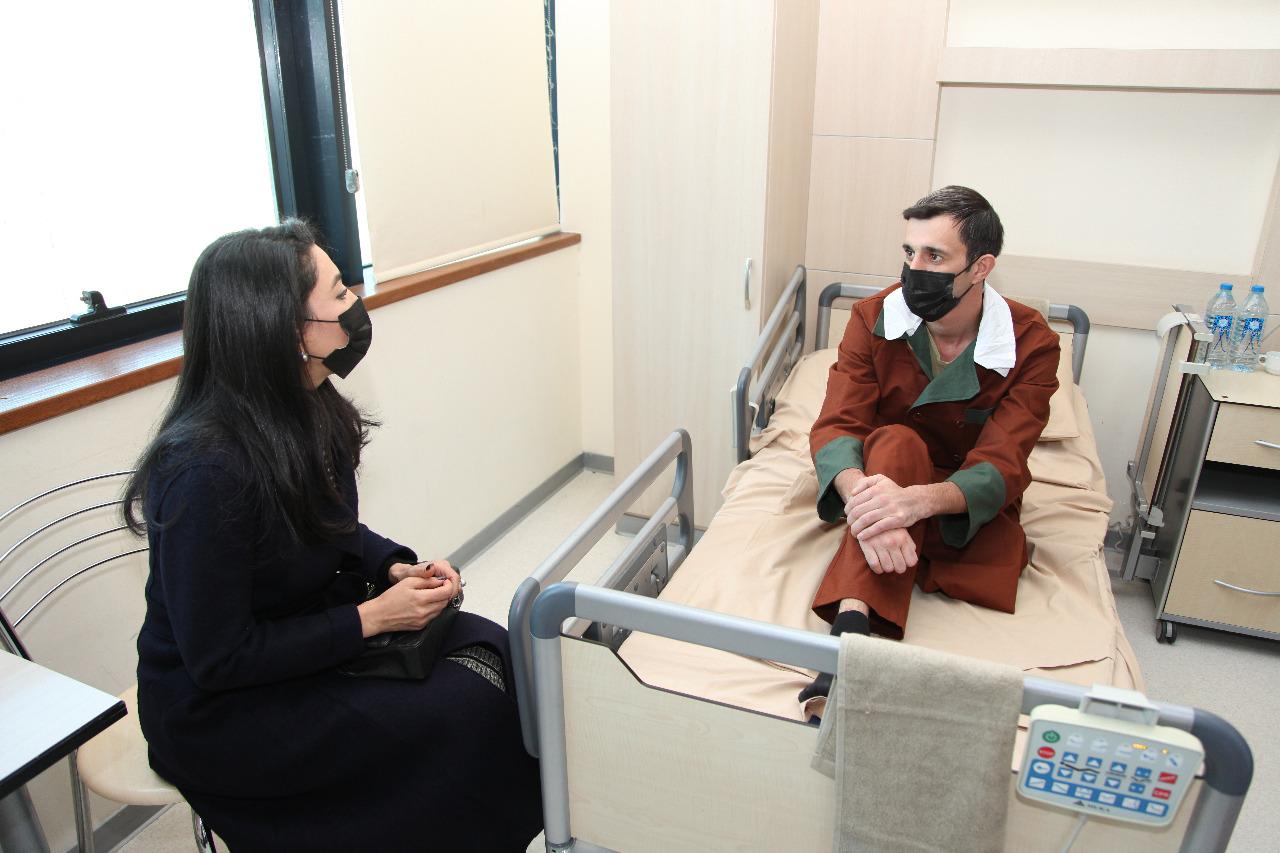 Ombudsman yaralı hərbçilərə baş çəkdi - FOTOLAR