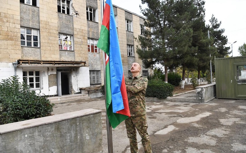 Dövlət başçısı azad edilmiş ərazilərdə Azərbaycan bayrağını ucaltdı