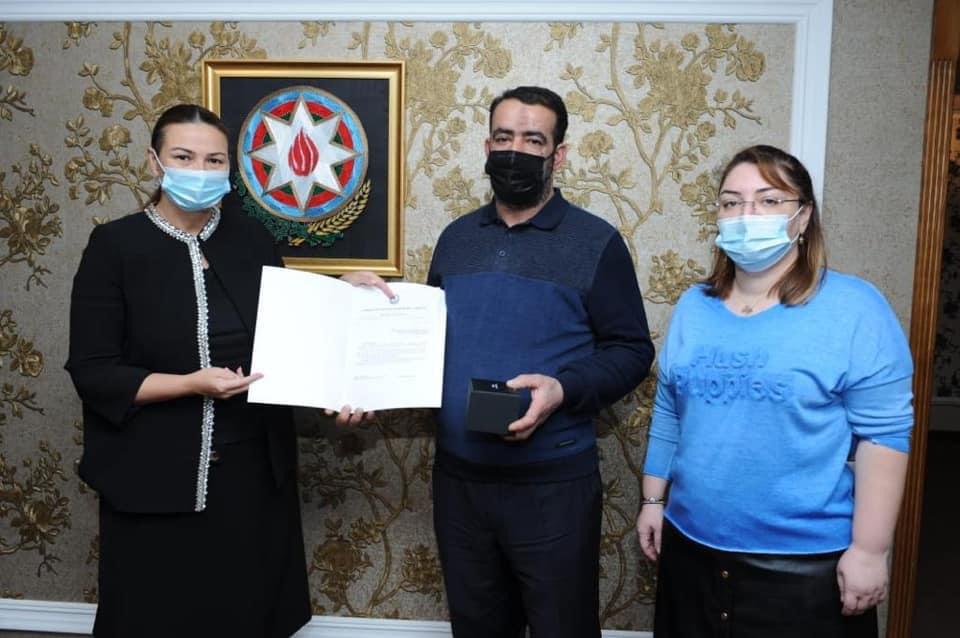 Qənirə Paşayeva şəhid Rahid Sadıxovun atası ilə görüşdü