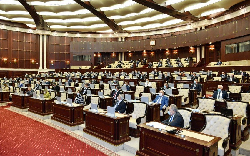 Milli Məclisin deputatları tətilə çıxdı