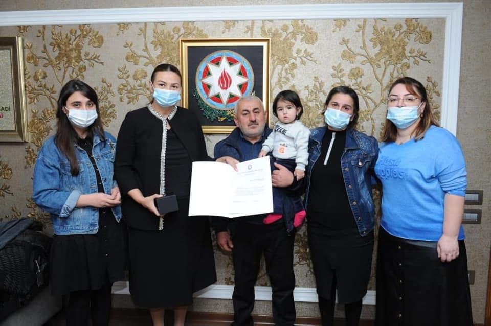 Qənirə Paşayeva şəhid Zaur Hüseynovun ailəsi ilə görüşdü