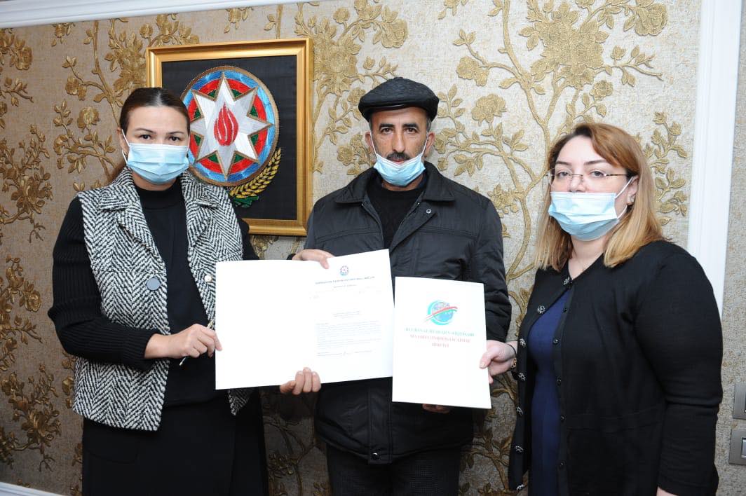 Qənirə Paşayeva şəhid Amid Salayevin atası ilə görüşdü
