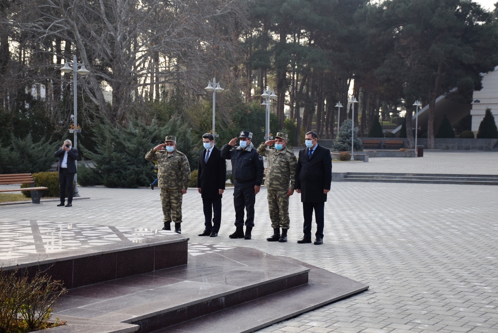 Vətən Müharibəsindən qayıtmış Naftalan Şəhər İcra Hakimiyyətinin əməkdaşları Ulu Öndərin abidəsini ziyarət etdilər