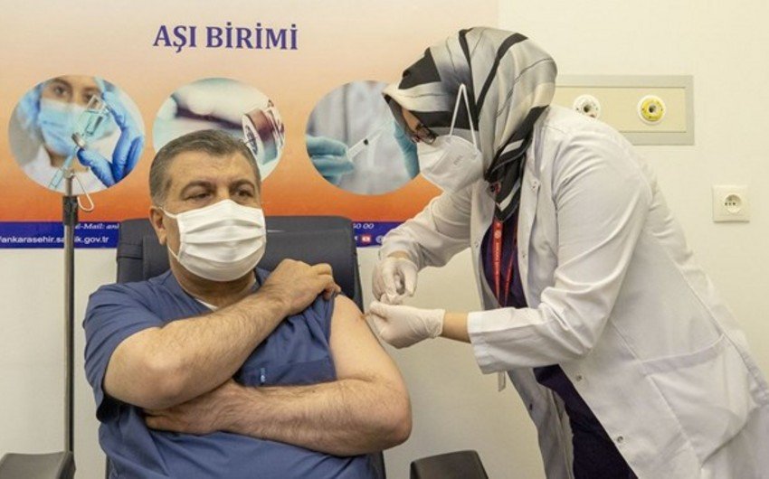 Türkiyənin səhiyyə naziri canlı yayımda peyvənd edildi