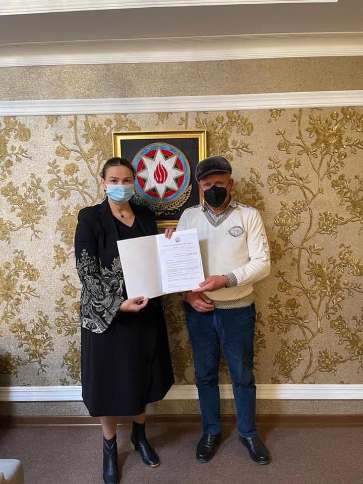 Qənirə Paşayeva şəhid Xətai Həsənovun atası ilə görüşüb