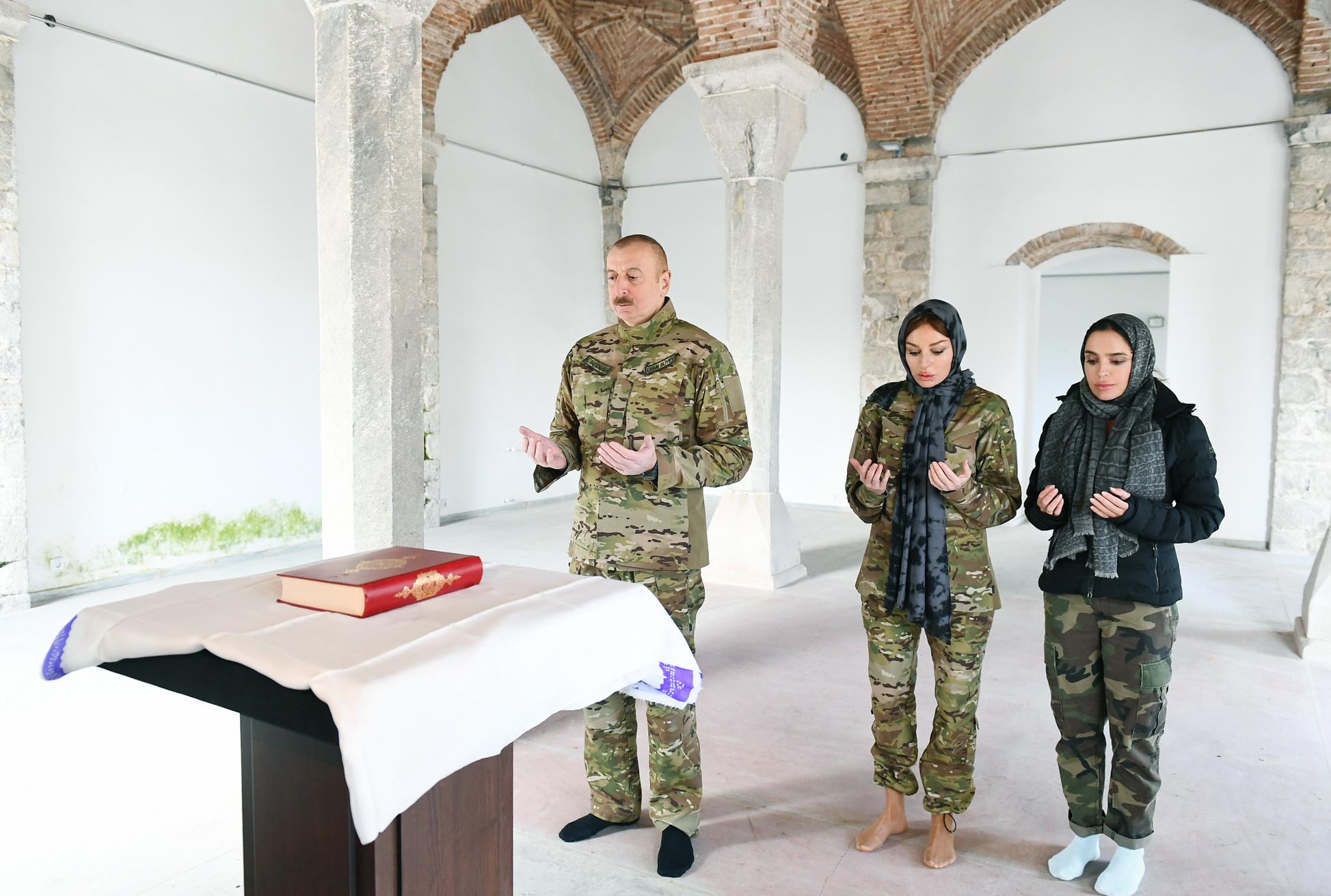 Mehriban Əliyeva Yuxarı Gövhər Ağa məscidinə “Qurani-Kərim” apardı - FOTO
