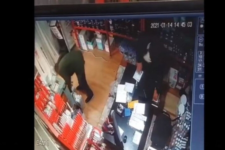 Bakıda müştəri mağaza sahibinin yanında pul oğurladı VİDEO