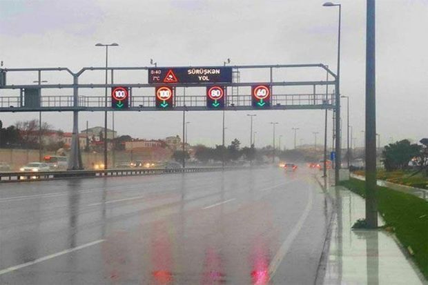 Qarlı havaya görə Bakının bəzi yollarında sürət həddi endirildi