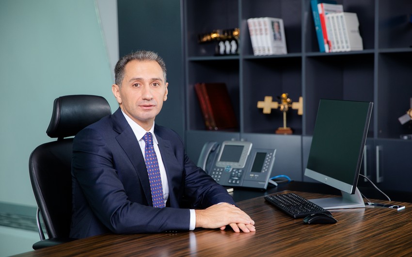 Prezidentin köməkçisi yeni naziri kollektivə təqdim etdi