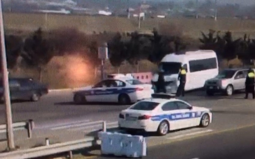 "Nəvai" postunda mikroavtobusu polisin üzərinə sürən sürücü həbs edildi - VİDEO