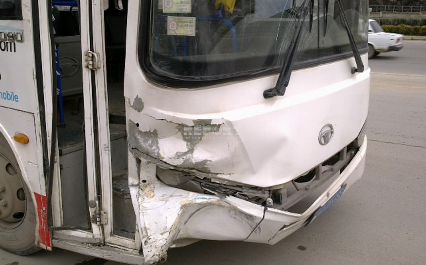 Bakıda sərnişin avtobusu betonqarışdıran avtomobillə toqquşdu