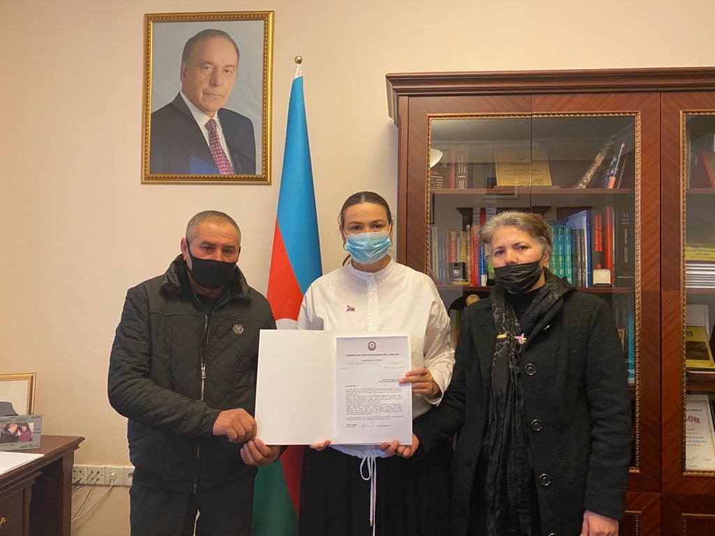 Qənirə Paşayeva şəhid Rauf Əliyevin ailəsi ilə görüşdü