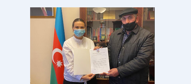Qənirə Paşayeva şəhidin ataası ilə görüşü
