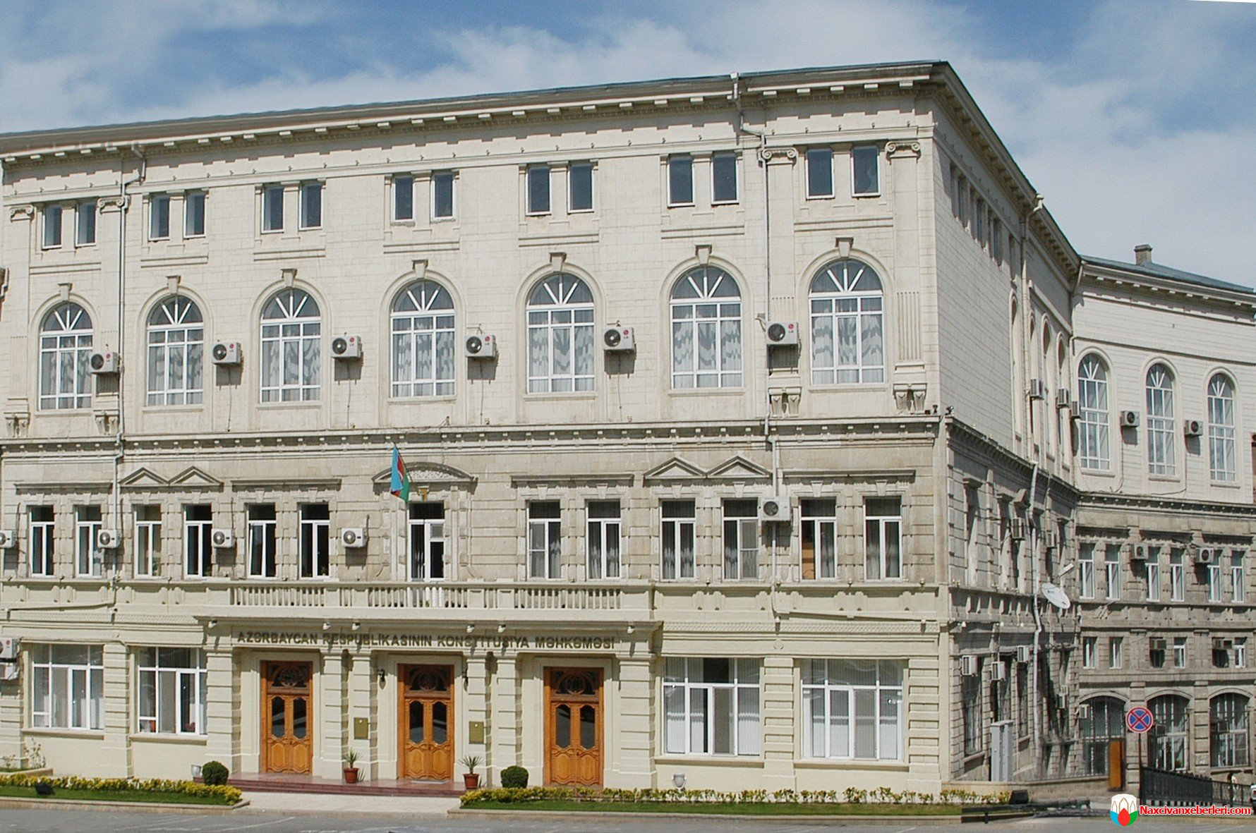Konstitusiya Məhkəməsinin məşhur hakimi təqaüdə göndərildi