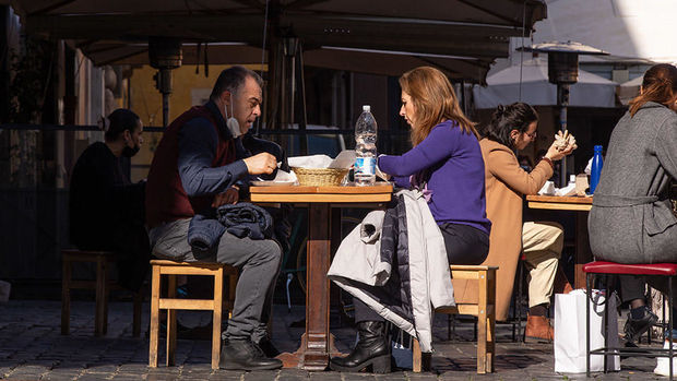 İtaliya hökuməti restoran və barları açmağa məcbur oldu