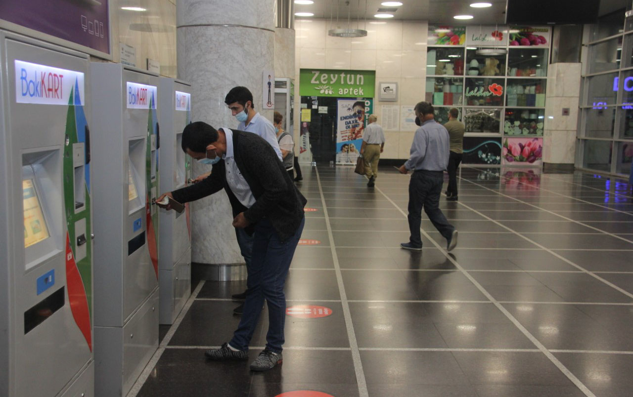 Metro vestibülləri gediş haqqı yüklənməsi üçün açıldı