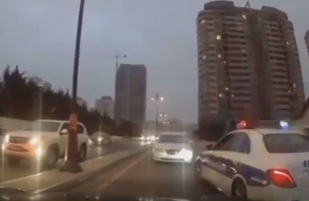 Bakıda polis əks yola çıxan sürücünün dərsini verdi - VİDEO