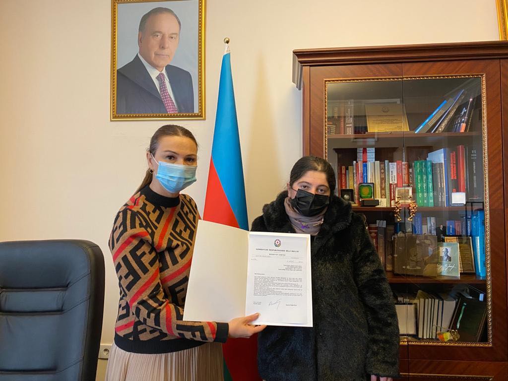 Qənirə Paşayeva şəhid Elbrus Yusifovun həyat yoldaşı ilə görüşdü