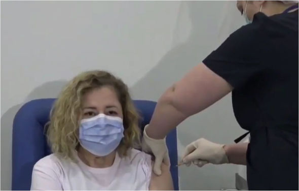 Hande Harmancıya vaksin vuruldu