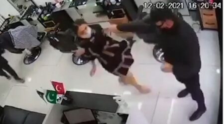 Qadını itələyən polislə bağlı araşdırma aparılır – Video