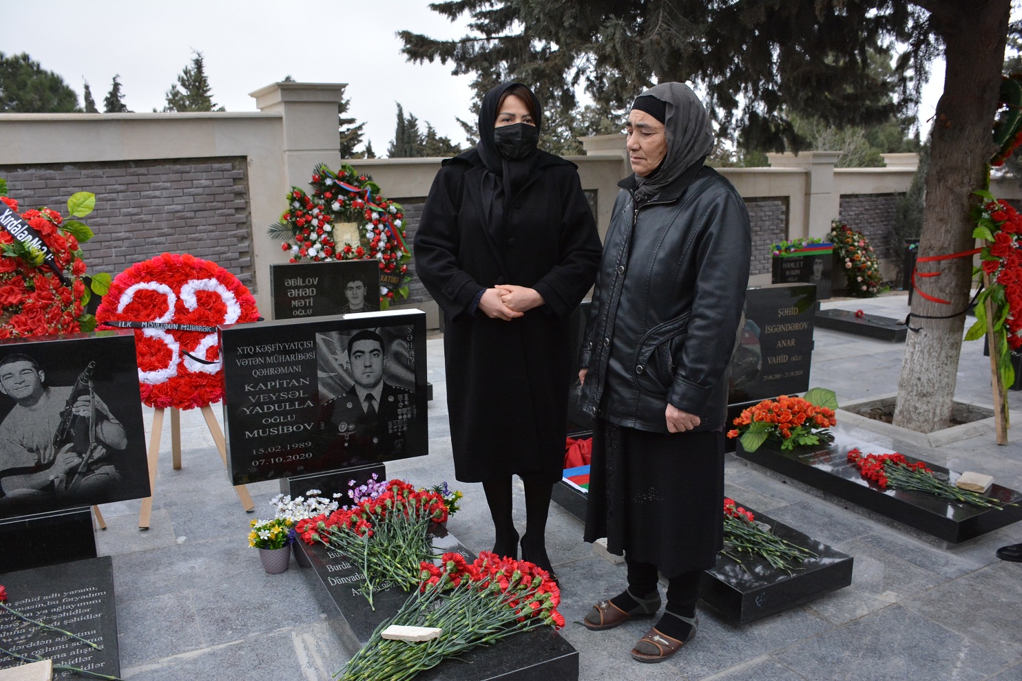 İradə Gülməmmədova Vətən Müharibəsi Qəhrəmanının məzarını ziyarət edib, ailəsi ilə görüşdü - FOTO