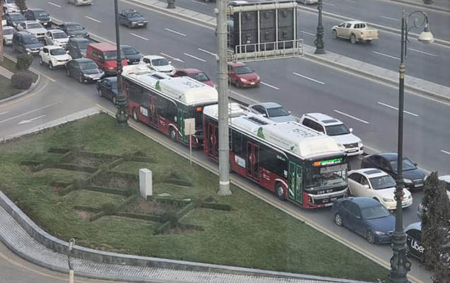 Bakıda yolun ortasına beton qarışığının tökülməsi tıxac yaratdı - Fotolar