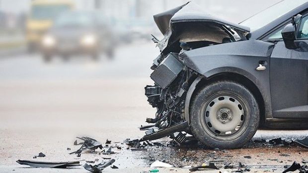 Cəlilabadda yol qəzası: “Mercedes” işıq dirəyinə çırpılıb onu aşırdı