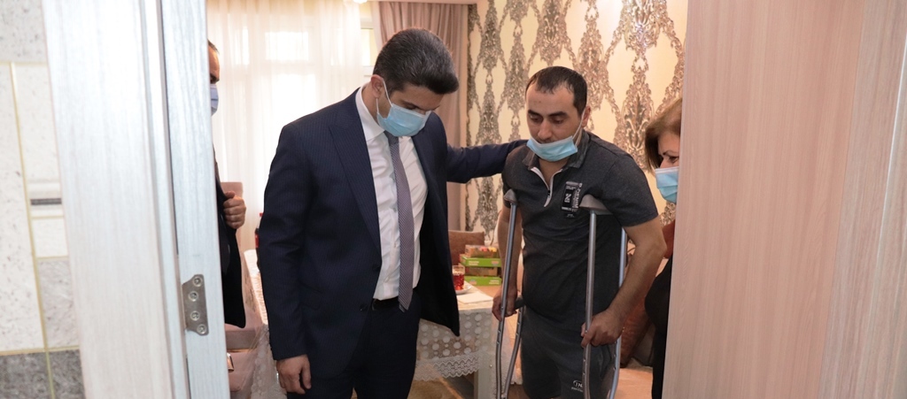 Naftalan şəhər İcra Hakimiyyətinin başçısı Vətən Müharibəsi qazisini evində ziyarət etdi