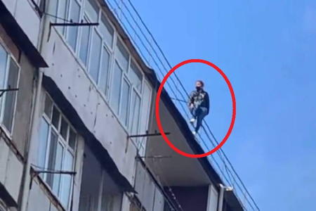 Bakıda gənc qadın özünü binadan atmaq istədi, son anda xilas olundu - ANBAAN VİDEO