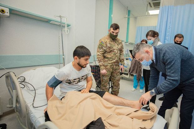 Türkiyəli həkimlər qazilərimizin müayinələrini davam etdirir - FOTO