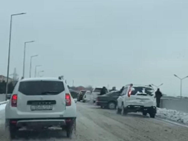 Bakıda qar daha bir qəzaya səbəb oldu - VİDEO