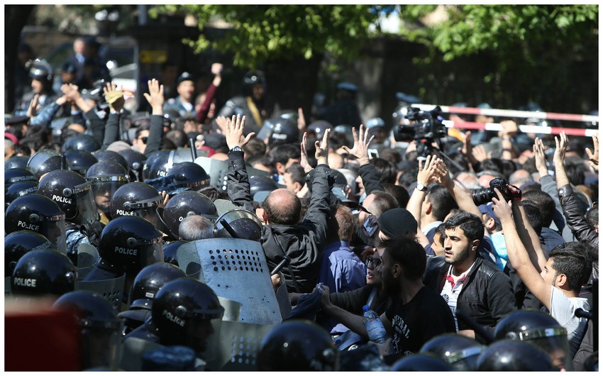 Yerevanda etirazçılar yolları bağlayır