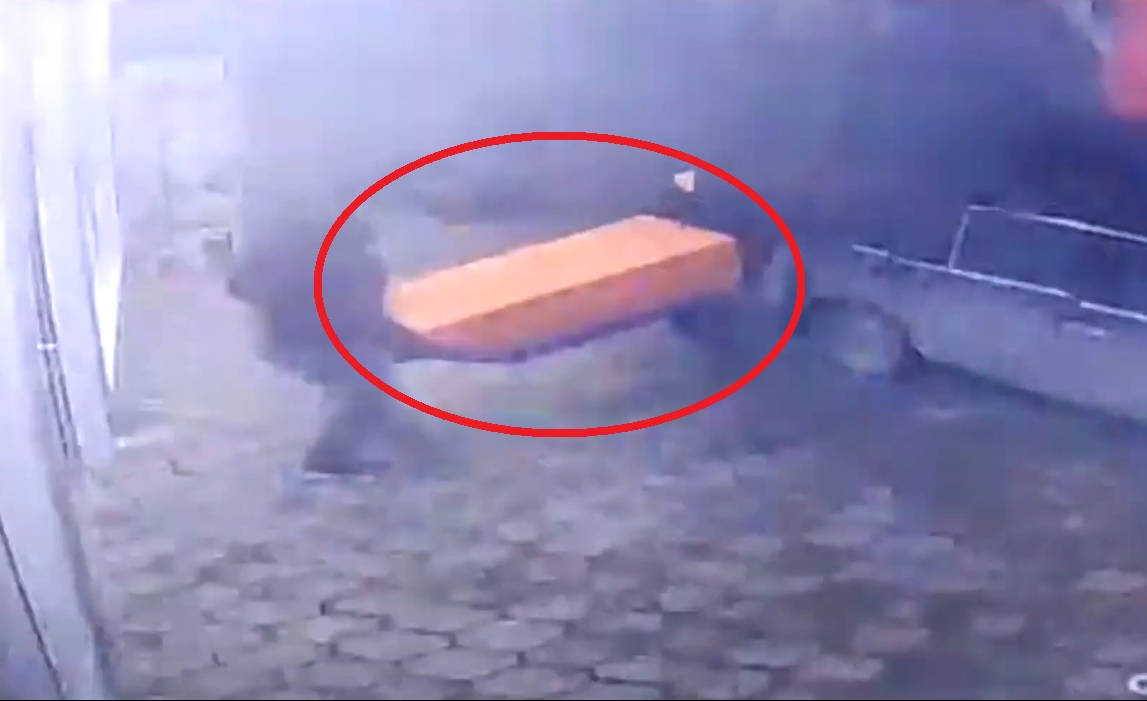 Bakıda marketdən “E-manat”ı belə oğurladılar - ANBAAN VİDEO