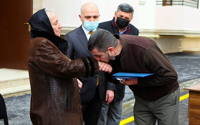 Şəhid ailələrinə evi Polad Həşimovun anası təqdim etdi - Fotolar